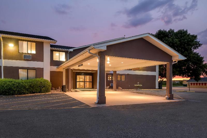 Super 8 By Wyndham Blue Earth image