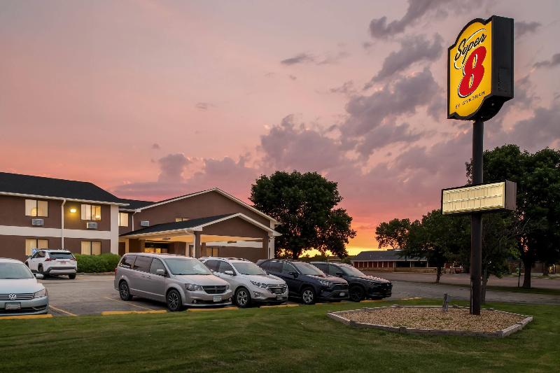 Super 8 By Wyndham Blue Earth image