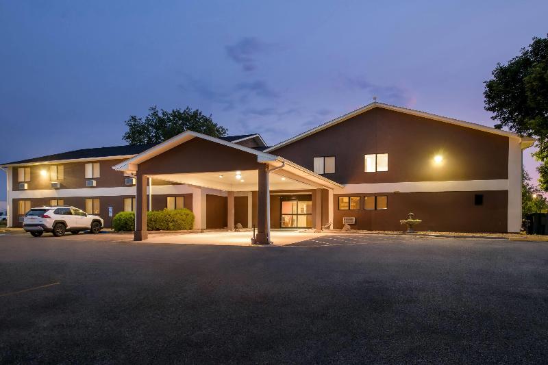 Super 8 By Wyndham Blue Earth image