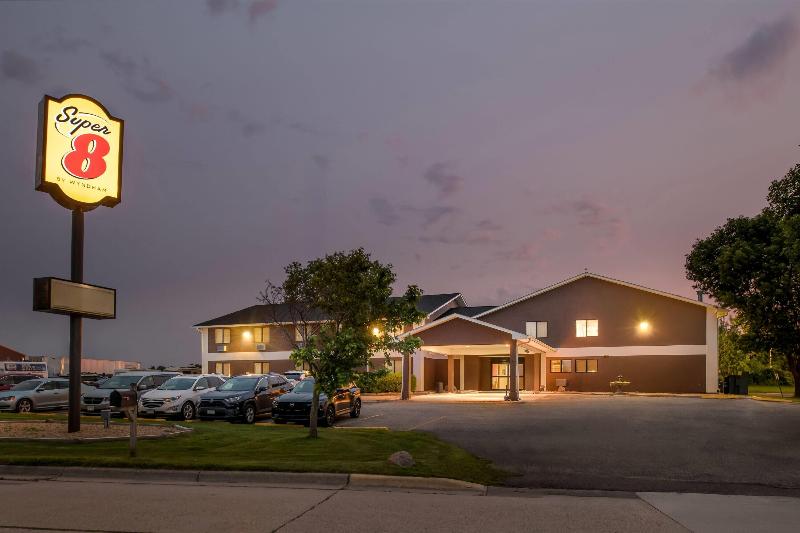 Super 8 By Wyndham Blue Earth image