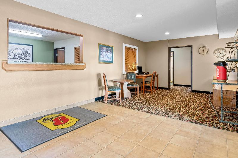 Super 8 By Wyndham Blue Earth image