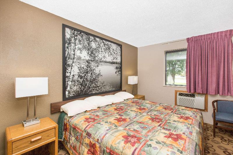 Super 8 By Wyndham Blue Earth image