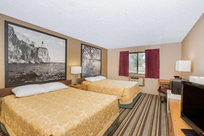 Super 8 By Wyndham Blue Earth image