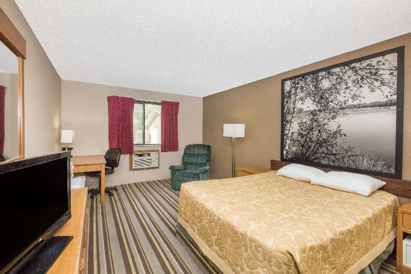 Super 8 By Wyndham Blue Earth image