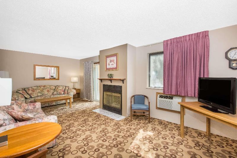 Super 8 By Wyndham Blue Earth image