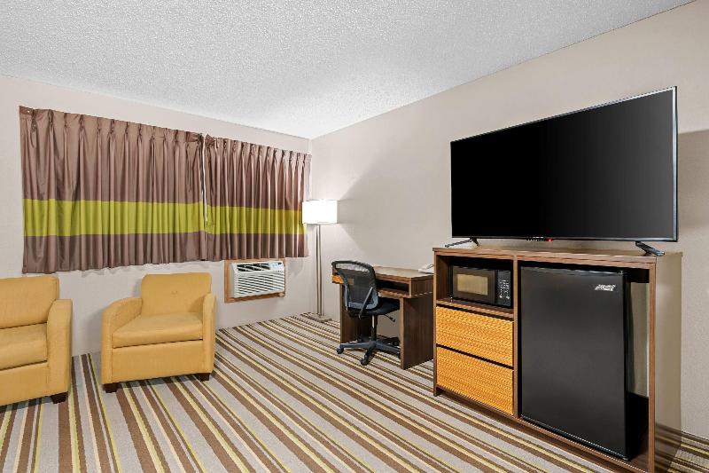 Super 8 By Wyndham Blue Earth image