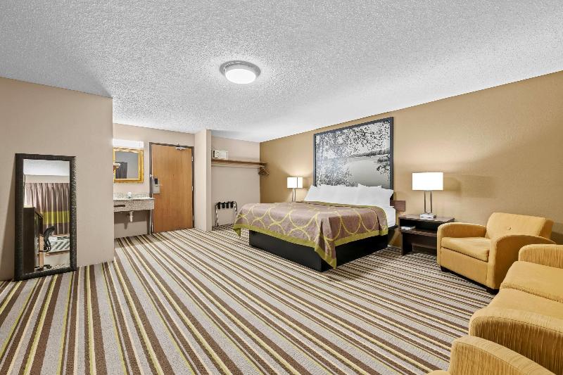 Super 8 By Wyndham Blue Earth image