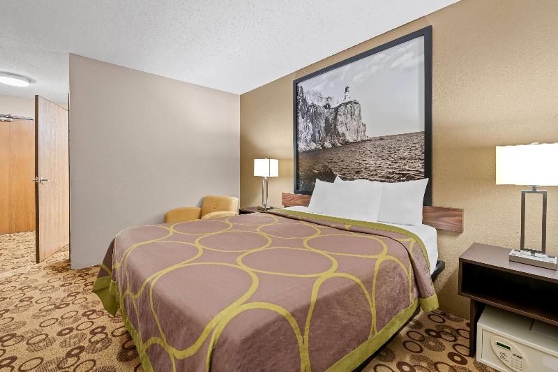 Super 8 By Wyndham Blue Earth image