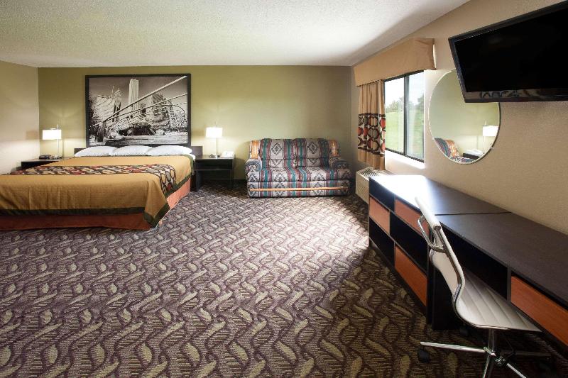 Super 8 by Wyndham Dwight image 1
