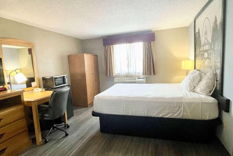 Super 8 by Wyndham St. Clair MO image