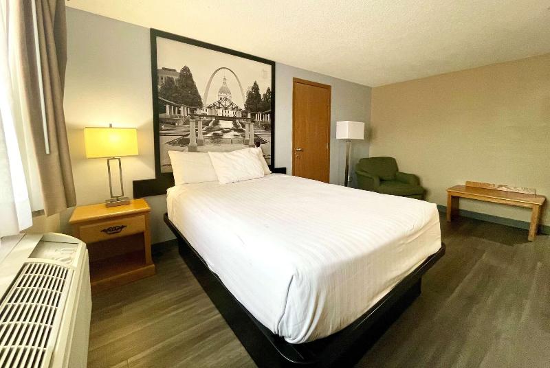 Super 8 by Wyndham St. Clair MO image