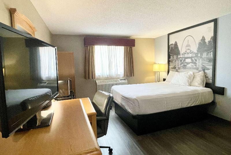 Super 8 by Wyndham St. Clair MO image