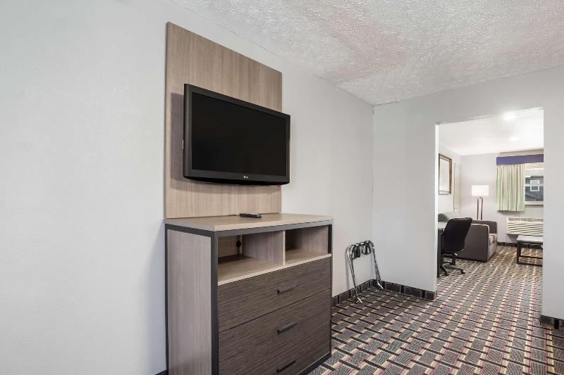 Knights Inn & Suites Salem image