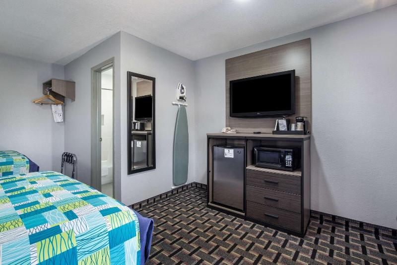 Knights Inn & Suites Salem image
