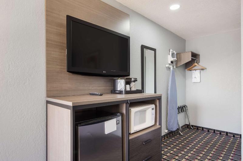 Knights Inn & Suites Salem image