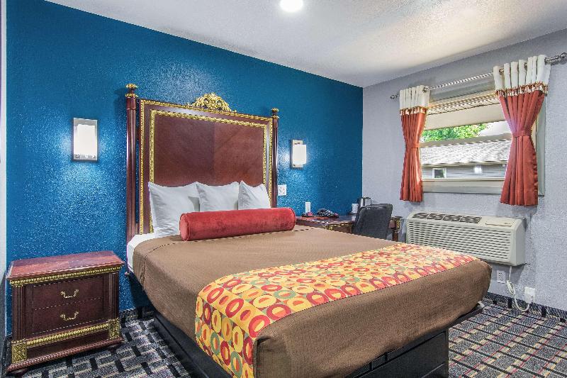 Knights Inn & Suites Salem image