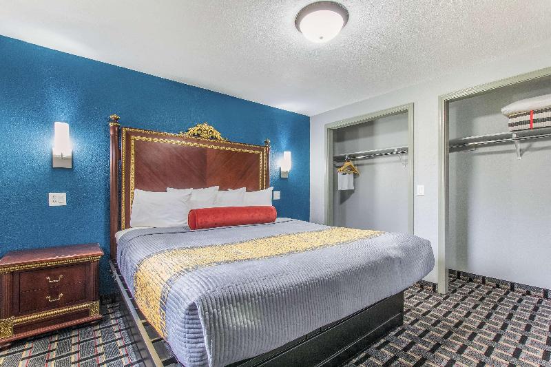 Knights Inn & Suites Salem image