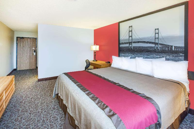 Super 8 by Wyndham West Branch image 5