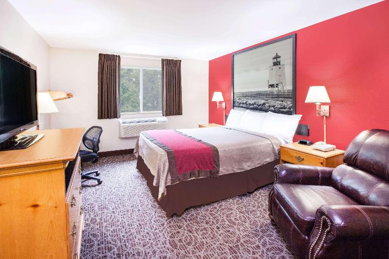 Super 8 by Wyndham West Branch image