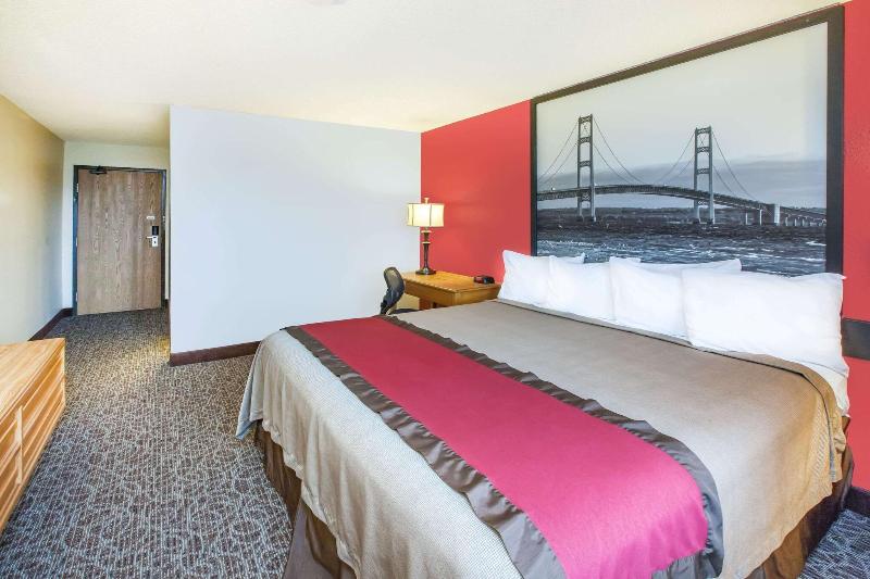 Super 8 by Wyndham West Branch image