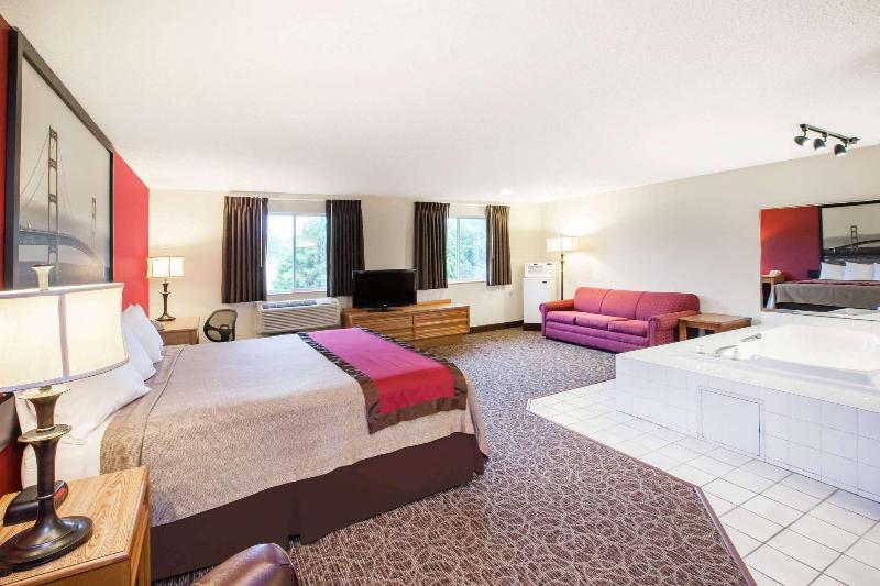 Super 8 by Wyndham West Branch image