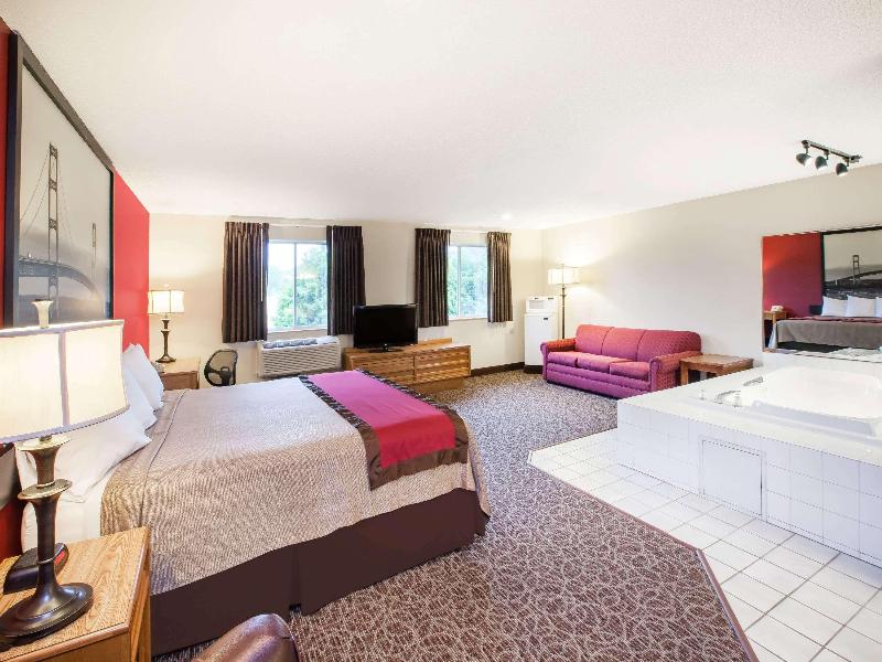 Super 8 by Wyndham West Branch image