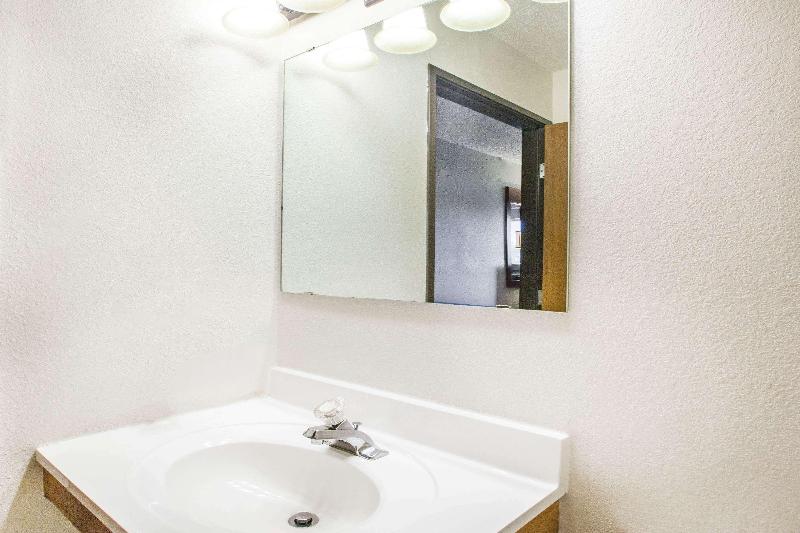 Super 8 by Wyndham West Branch image