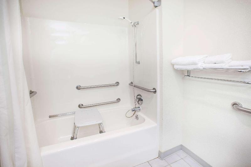 Super 8 by Wyndham West Branch image