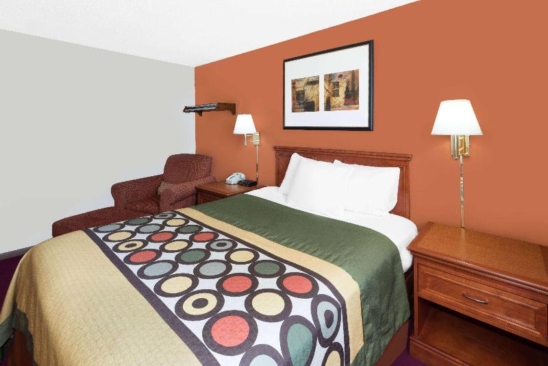 Super 8 by Wyndham Algona image