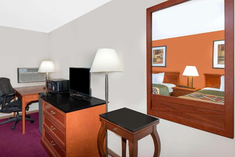 Super 8 by Wyndham Algona image