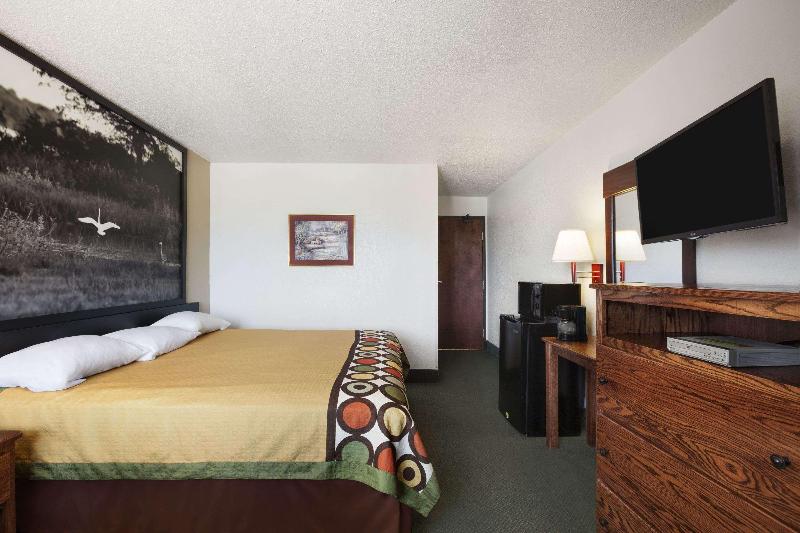 Super 8 By Wyndham Bowling Green image