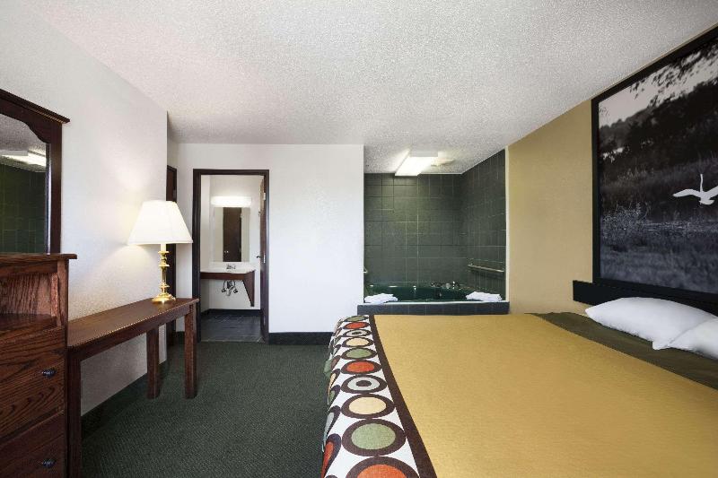 Super 8 By Wyndham Bowling Green image 6