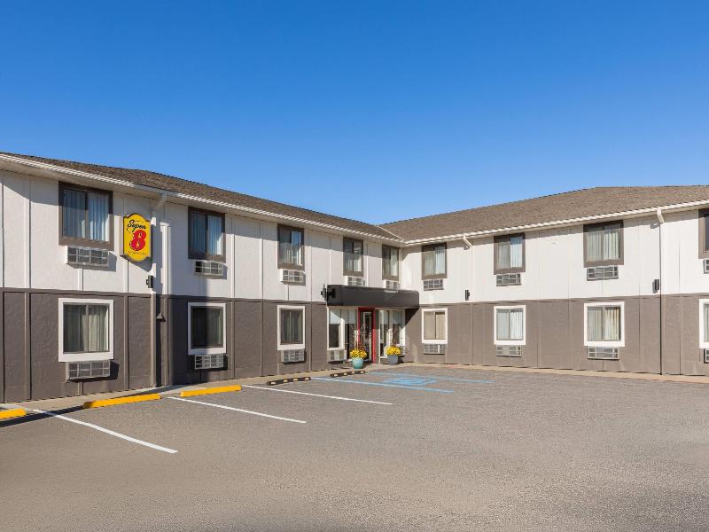 Super 8 by Wyndham Rock Port MO image