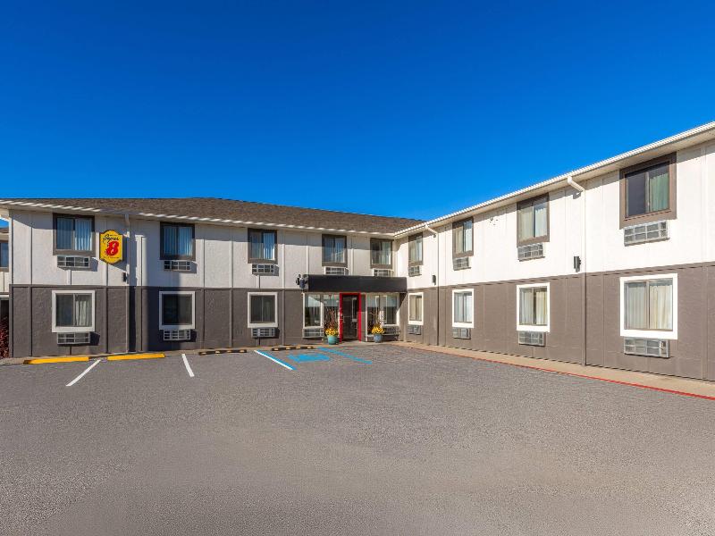 Super 8 by Wyndham Rock Port MO image