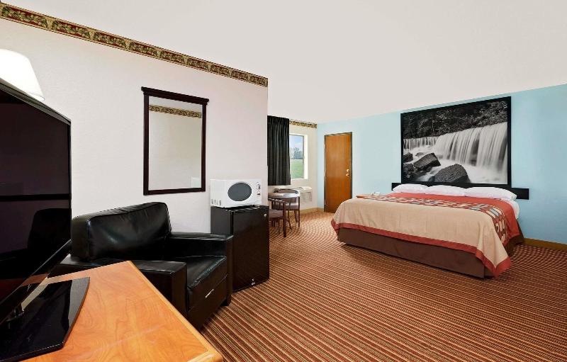 Super 8 by Wyndham Rock Port MO image