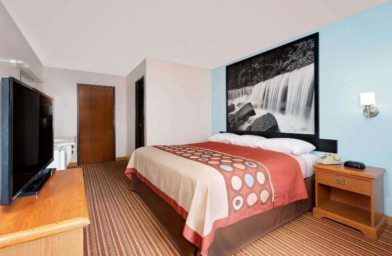 Super 8 by Wyndham Rock Port MO image