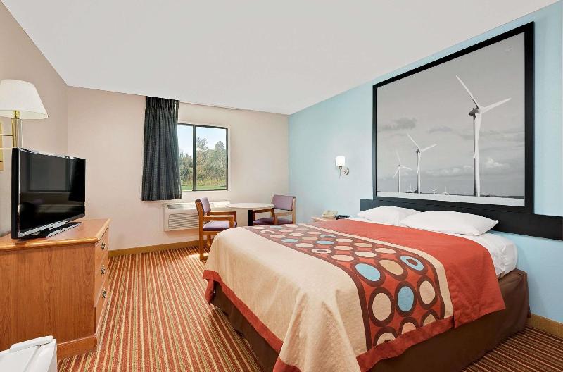 Super 8 by Wyndham Rock Port MO image