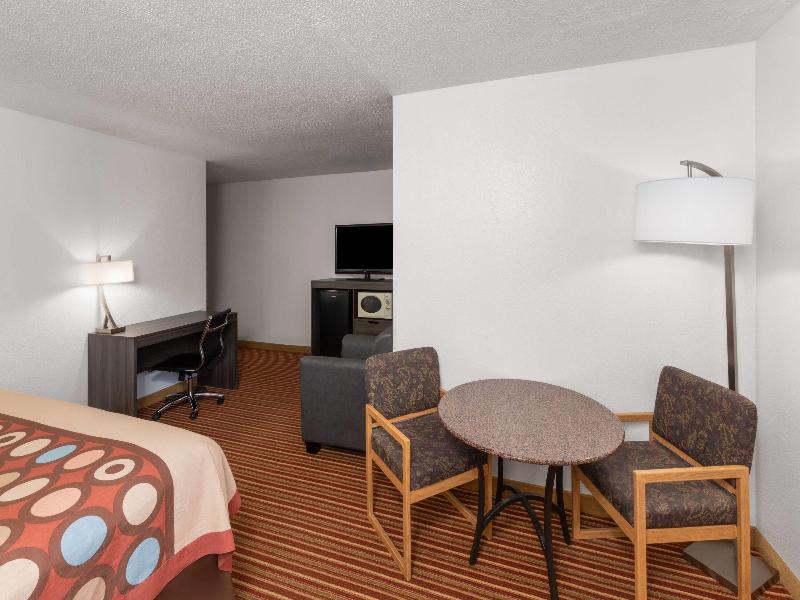 Super 8 by Wyndham Rock Port MO image 10