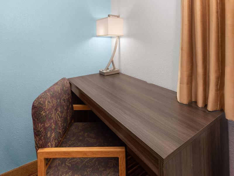Super 8 by Wyndham Rock Port MO image