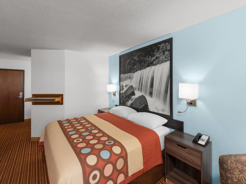 Super 8 by Wyndham Rock Port MO image