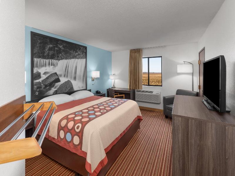 Super 8 by Wyndham Rock Port MO image