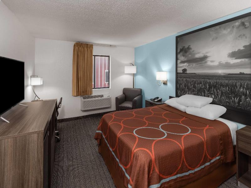Super 8 by Wyndham Rock Port MO image