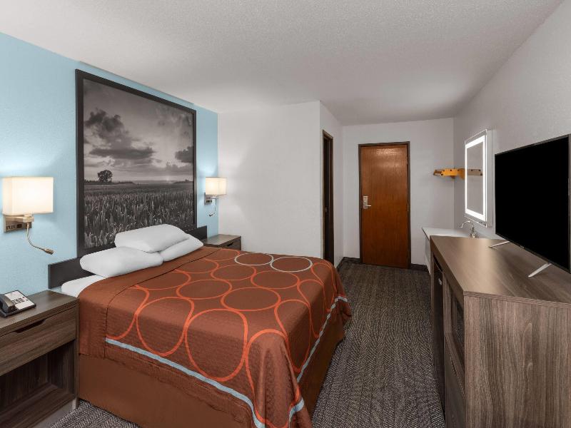 Super 8 by Wyndham Rock Port MO image