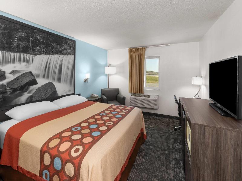 Super 8 by Wyndham Rock Port MO image 3