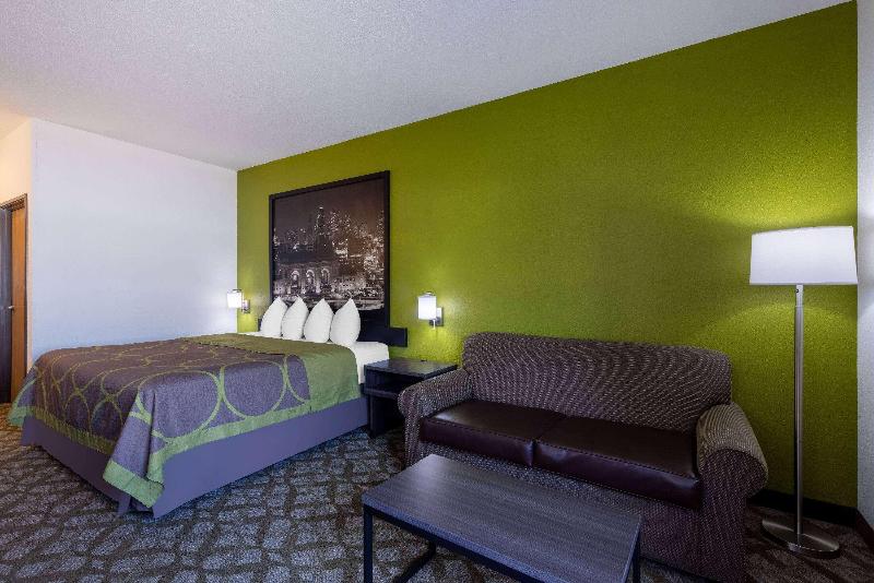 Super 8 by Wyndham De Soto image 7
