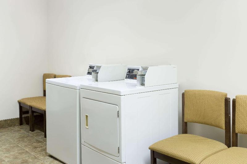Days Inn By Wyndham Paxton image
