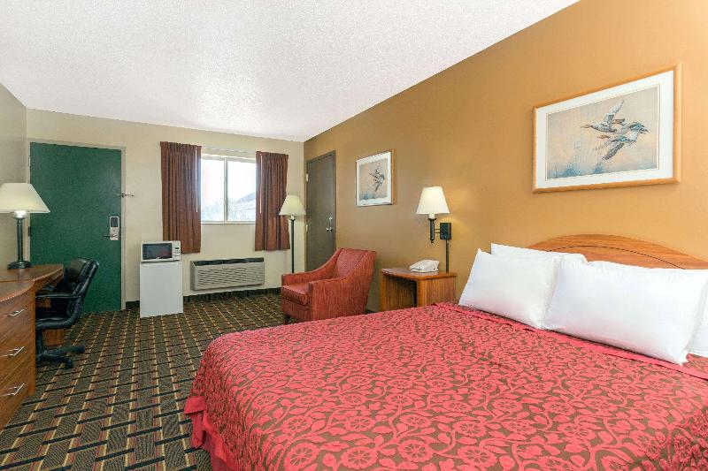 Days Inn By Wyndham Paxton image 3