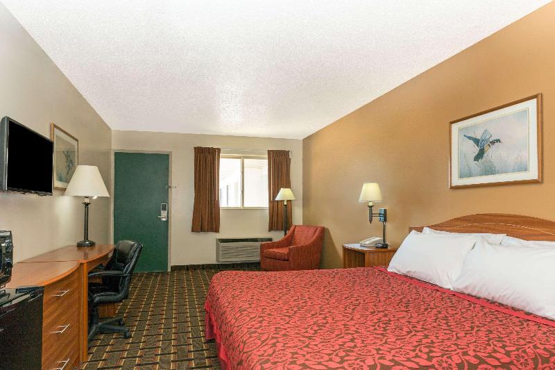Days Inn By Wyndham Paxton image 1