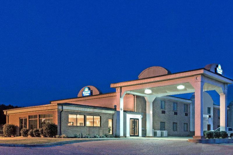 Days Inn & Suites By Wyndham Wynne image