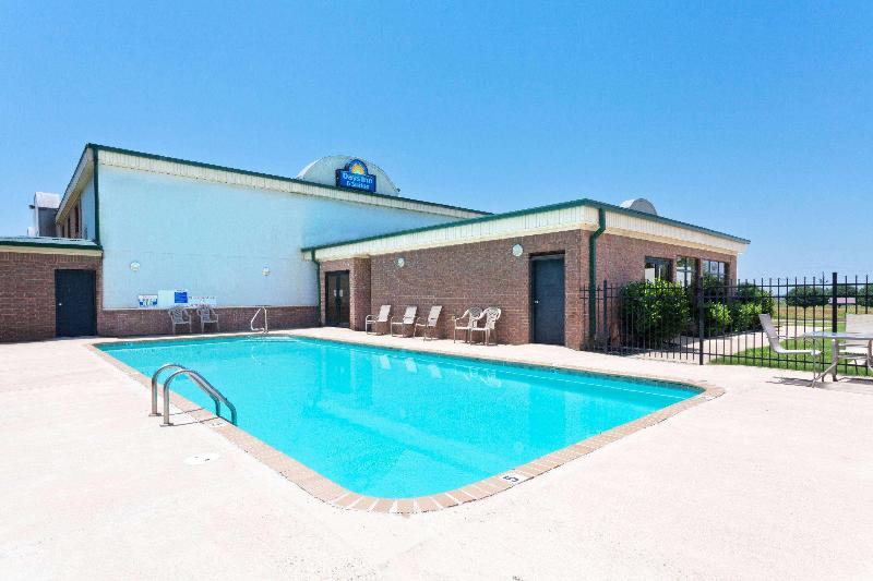 Days Inn & Suites By Wyndham Wynne image